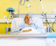 Un homme dans un lit d'hôpital